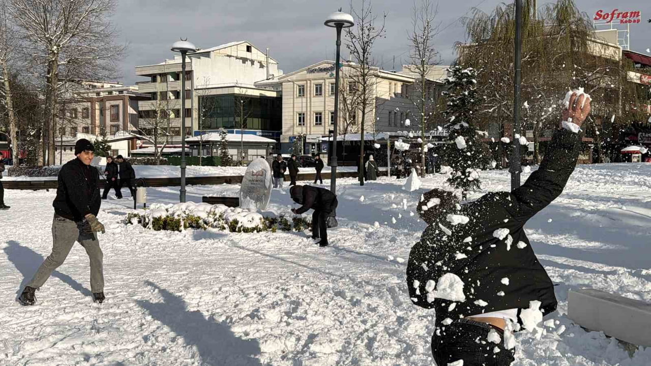 DÜZCE'Yİ ETKİSİ ALTINA ALAN KAR YAĞIŞI, KENTİN EN UZAK MİSAFİRLERİNE UNUTULMAZ ANLAR YAŞATTI. SRİ...