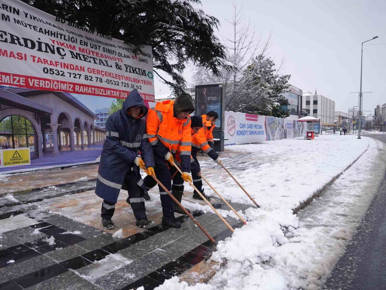 DÜZCE BELEDİYESİ EKİPLERİ ŞEHİR MERKEZİNDE ETKİLİ OLAN KAR YAĞIŞI İLE BİRLİKTE SAHAYA İNDİ. ANA...