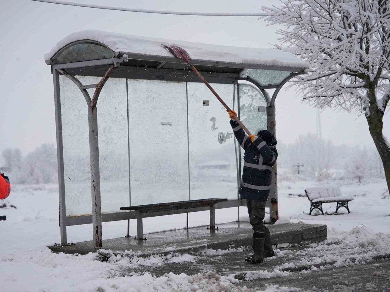 DÜZCE BELEDİYESİ, GECE İTİBARİYLE ETKİSİNİ ARTIRAN KAR YAĞIŞINA KARŞI TÜM EKİPLERİYLE SAHA...