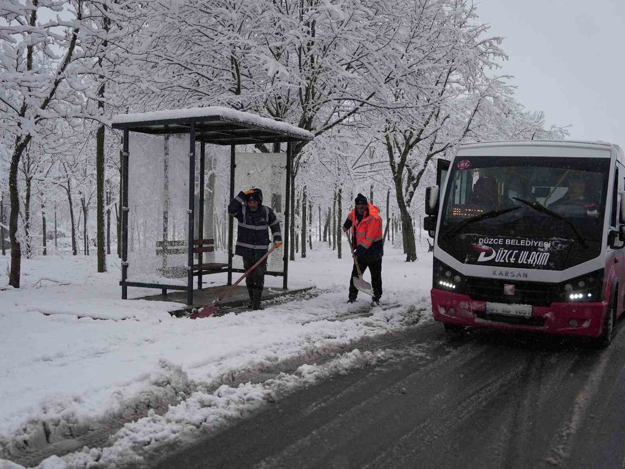 DÜZCE BELEDİYESİ, GECE İTİBARİYLE ETKİSİNİ ARTIRAN KAR YAĞIŞINA KARŞI TÜM EKİPLERİYLE SAHA...