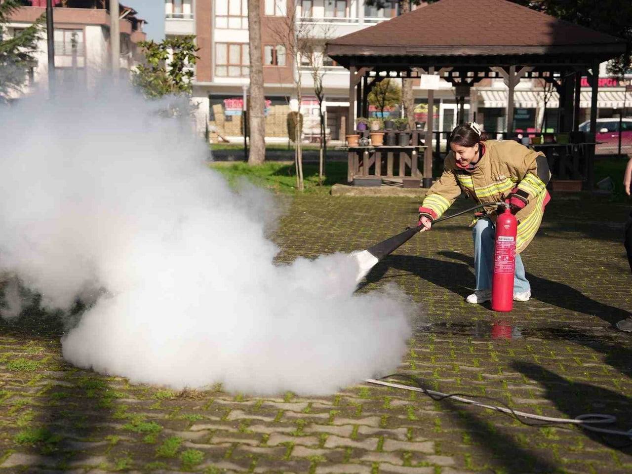 DÜZCE BELEDİYESİ İTFAİYE MÜDÜRLÜĞÜ, TOPLUMUN TÜM KESİMLERİNİ YANGIN KONUSUNDA BİLİNÇLENDİRMEYE...