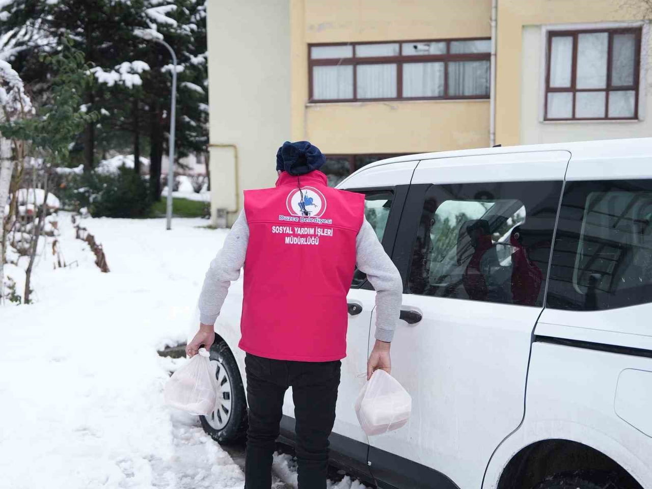 DÜZCE BELEDİYESİ, SICAK YEMEK HİZMETİNİ KAR-KIŞ DEMEDEN SÜRDÜREREK, İHTİYAÇ SAHİPLERİNE...