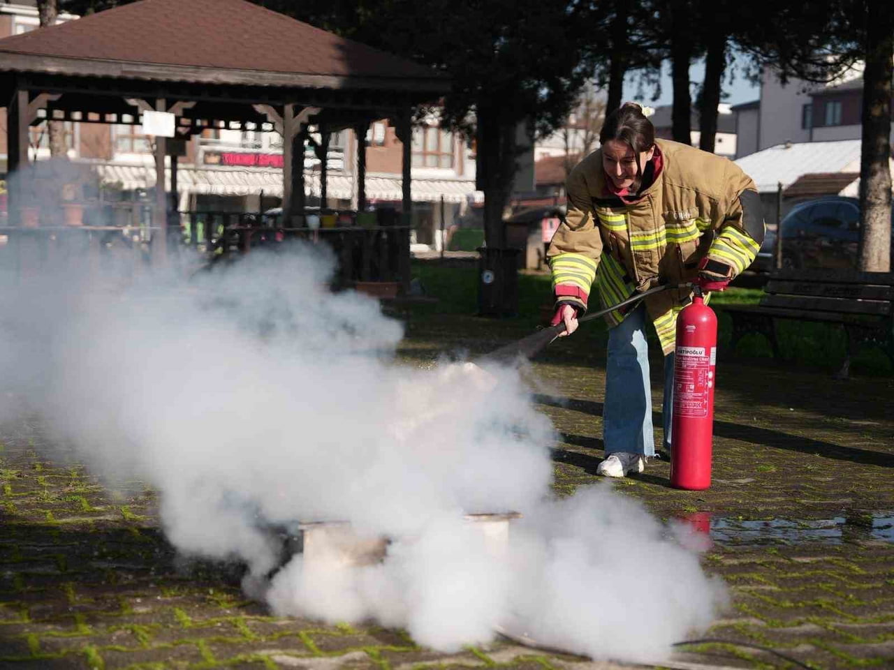 DÜZCE BELEDİYESİ TARAFINDAN, BELMEK KURSİYERLERİNE YÖNELİK TEORİK VE UYGULAMALI YANGIN EĞİTİMİ...