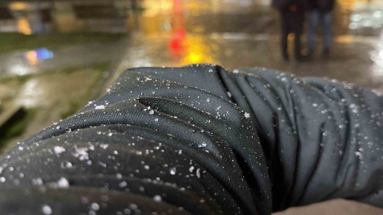 DÜZCE’DE BEKLENEN KAR YAĞIŞI ETKİSİNİ GÖSTERMEYE BAŞLADI. SABAH SAATLERİNDEN İTİBAREN ÖZELLİKLE...