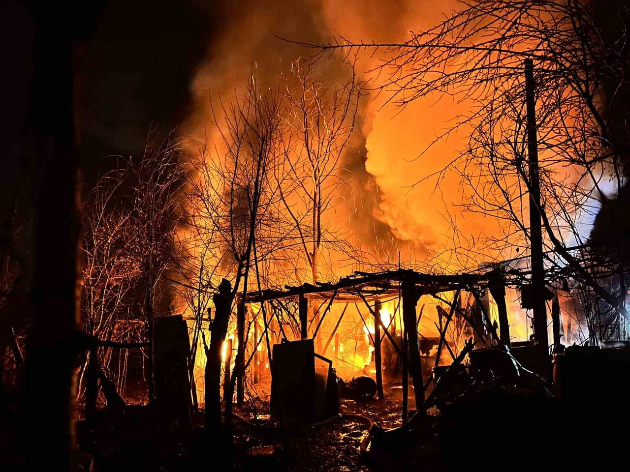 DÜZCE’DE BİR EVİN ARDİYE KISMINDA ÇIKAN YANGIN 2 KATLI EVE ULAŞMADAN SÖNDÜRÜLDÜ.