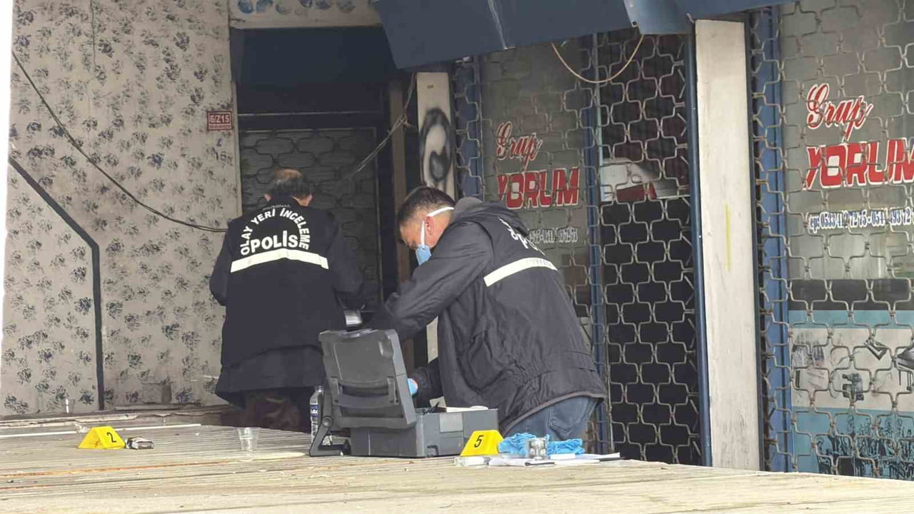 DÜZCE’DE BİR PASAJIN BODRUM KATINDA BİR ERKEK CESEDİ BULUNDU. DURUMUN BİLDİRİLMESİ ÜZERİNE OLAY...