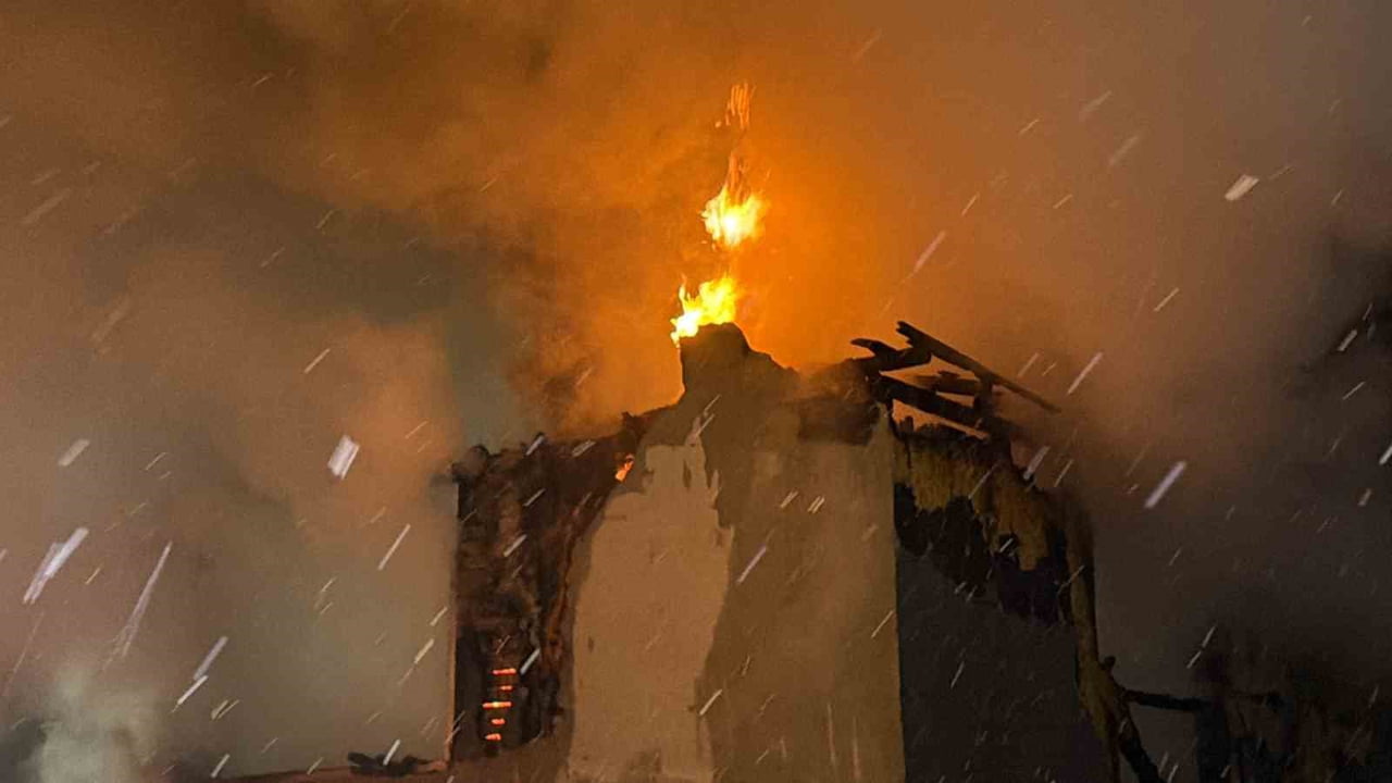 DÜZCE’DE GECE SAATLERİNDE 2 KATLI MÜŞTEMİLATTA YANGIN ÇIKTI. BÖLGEDE DEVRİYE DE OLAN POLİS...