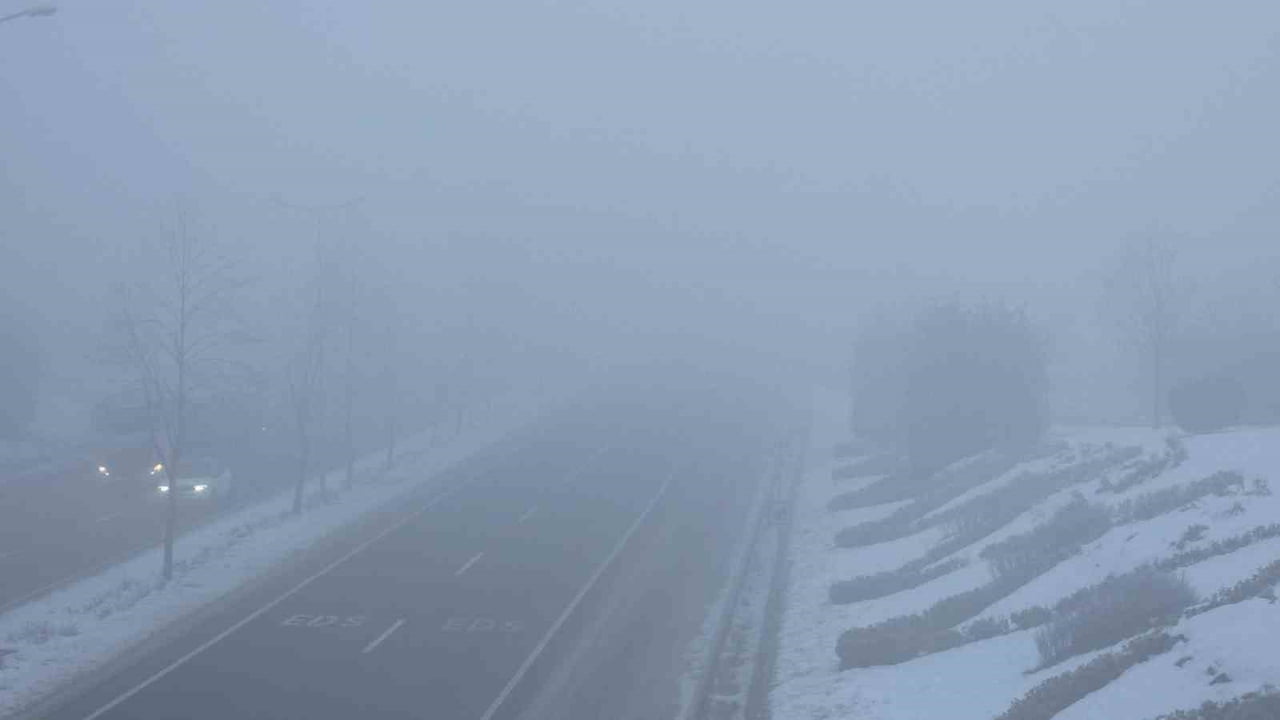 DÜZCE’DE KAR YAĞIŞININ ARDINDAN SİS VE SOĞUK HAVA ETKİLİ OLDU. ŞEHİR MERKEZİNDE EKSİ 3 DERECEYE...