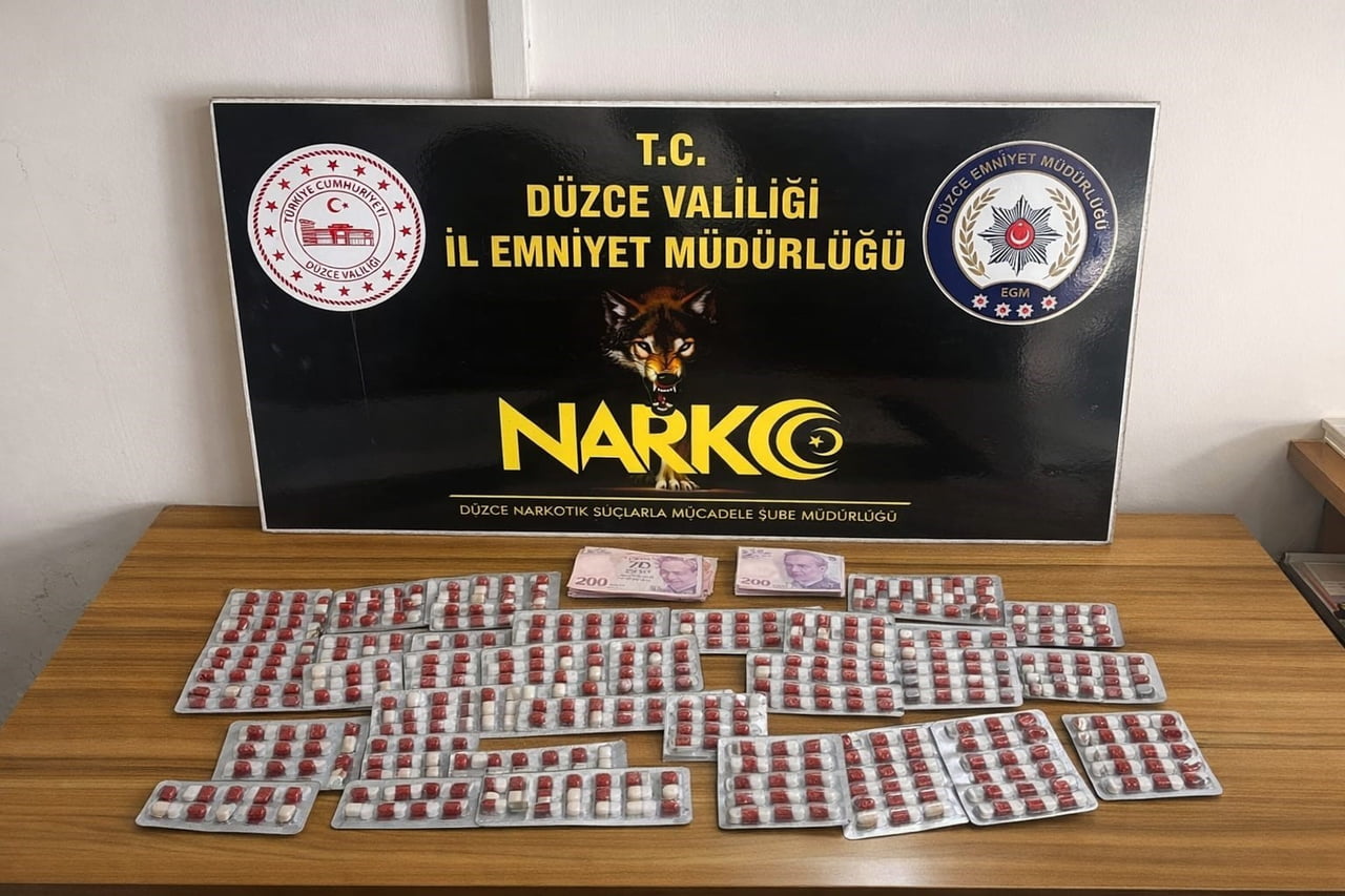DÜZCE’DE NARKOTİK VE ASAYİŞ EKİPLERİ TARAFINDIN KENT MERKEZİNDE YAPILAN UYUŞTURUCU OPERASYONUNDA...