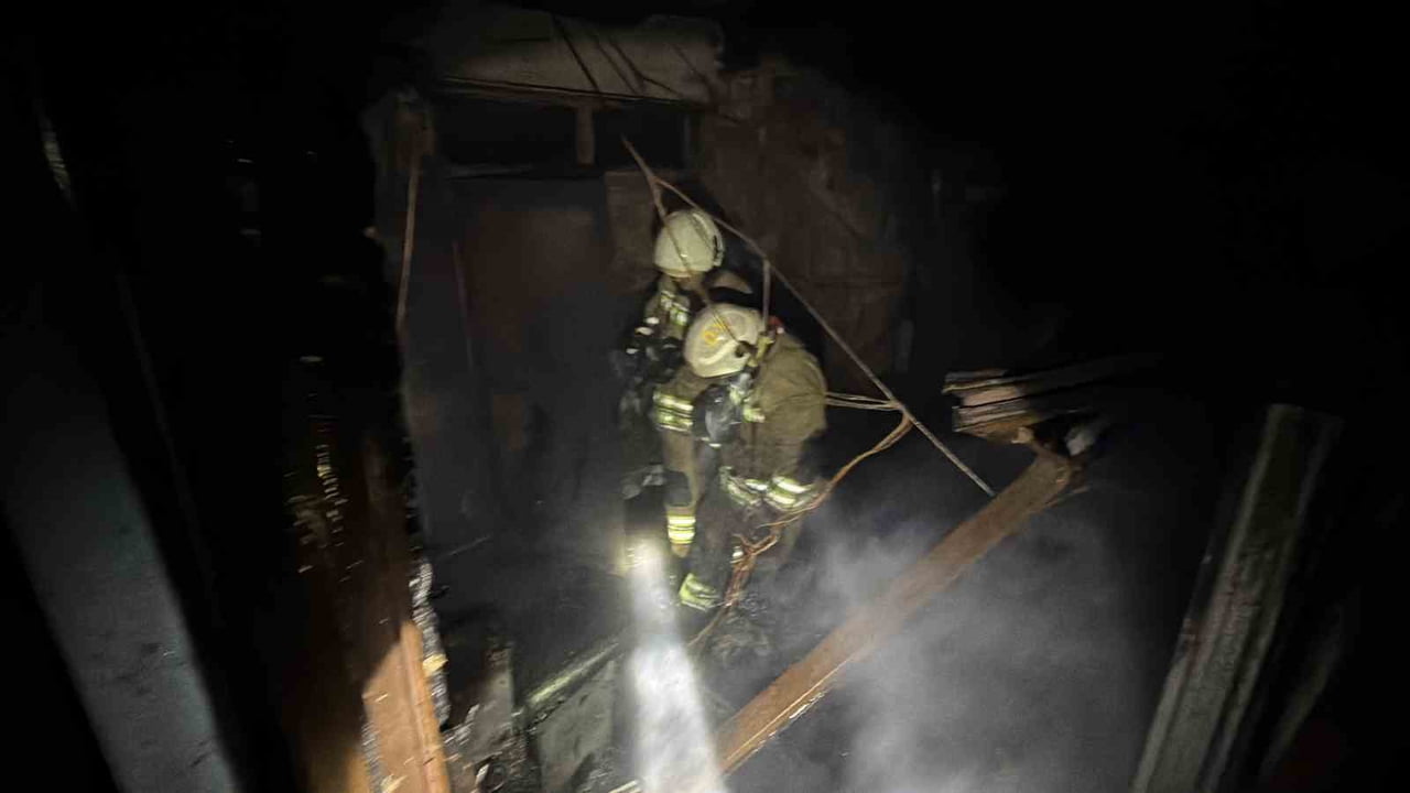 DÜZCE’DE STRAFOR FABRİKASINDA ÇIKAN YANGIN 2.5 SAATLİK ÇALIŞMA İLE SÖNDÜRÜLÜRLEN, ALEVLERİN KÜLE...