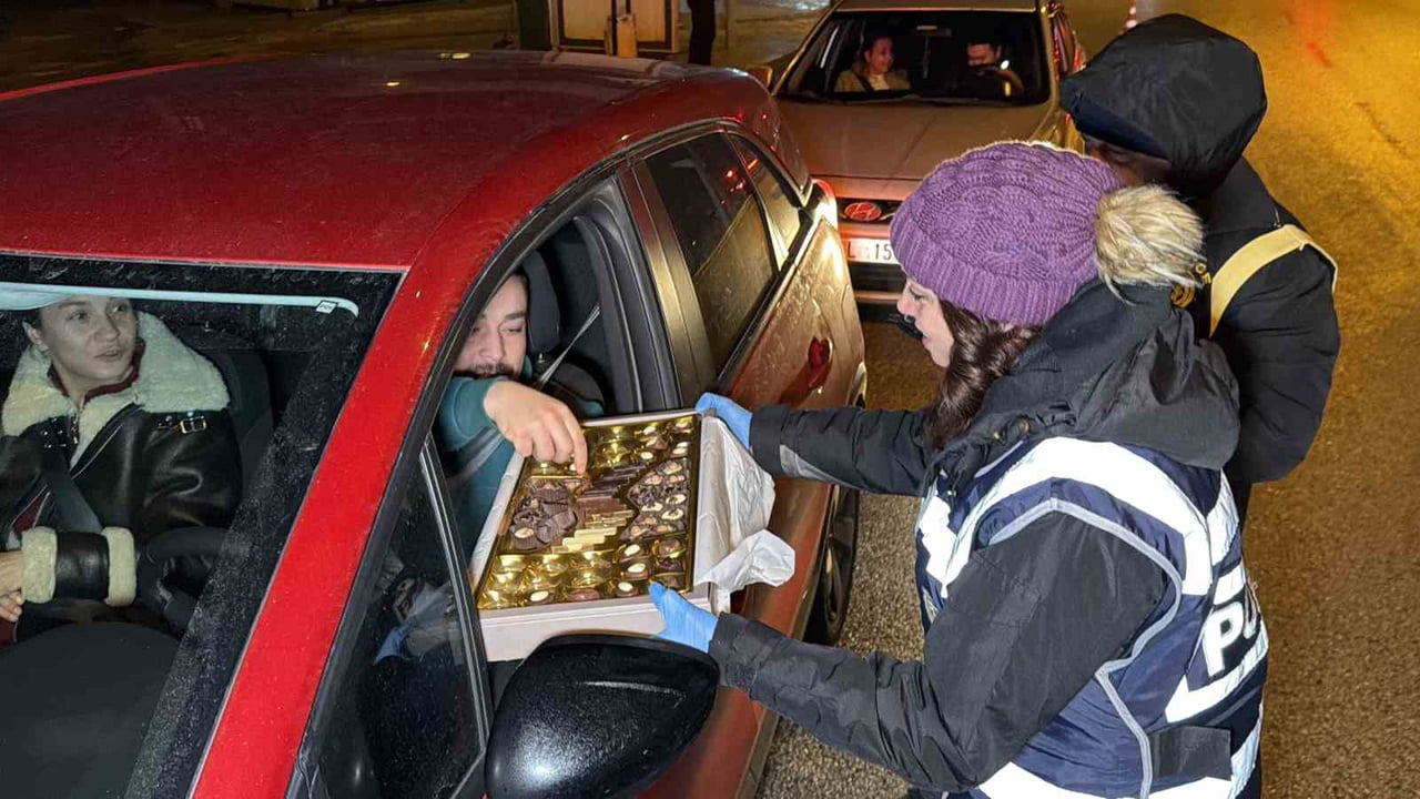 DÜZCE’DE YENİ YILDA POLİS EKİPLERİNCE ŞOK UYGULAMALAR YAPILDI. DENETİME GİRENLERE POLİS...