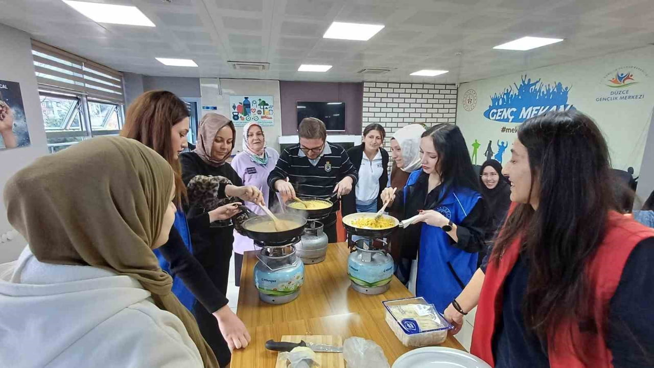 DÜZCE GENÇLİK VE SPOR İL MÜDÜRLÜĞÜ, YÖRESEL LEZZETLER ATÖLYESİ KAPSAMINDA, GÖNÜLLÜ GENÇLERİN...