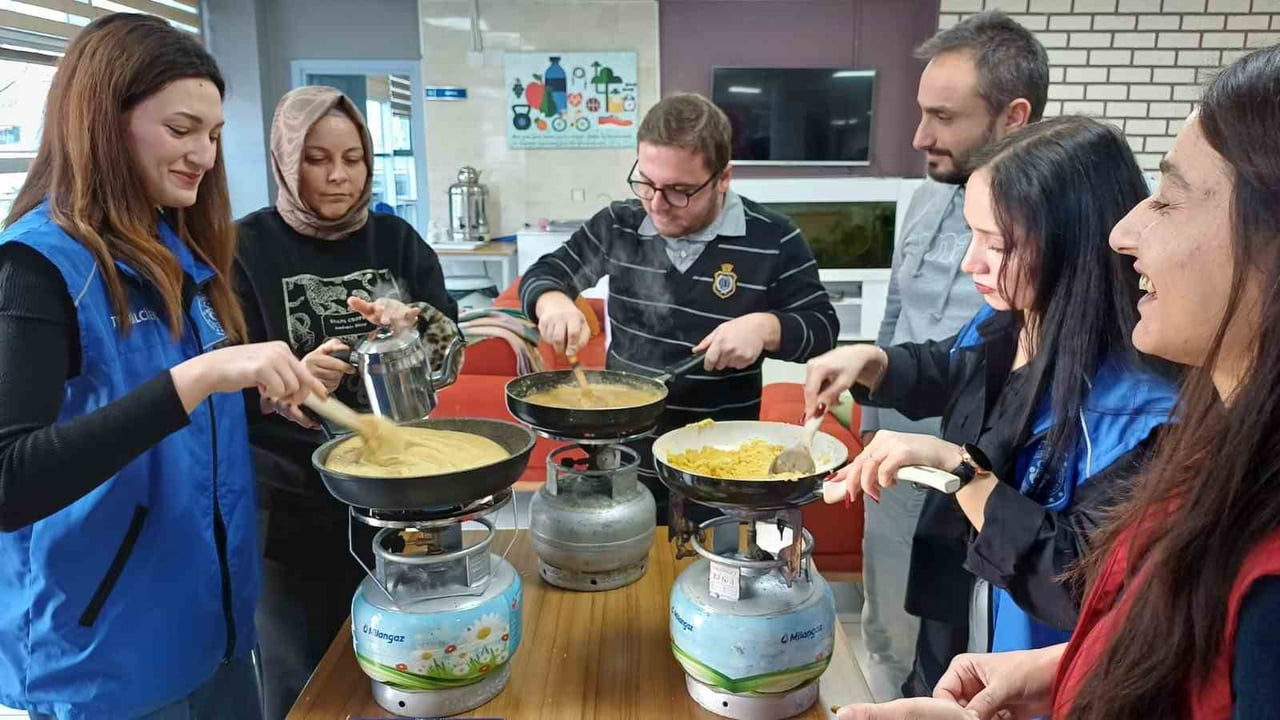 DÜZCE GENÇLİK VE SPOR İL MÜDÜRLÜĞÜ, YÖRESEL LEZZETLER ATÖLYESİ KAPSAMINDA, GÖNÜLLÜ GENÇLERİN...