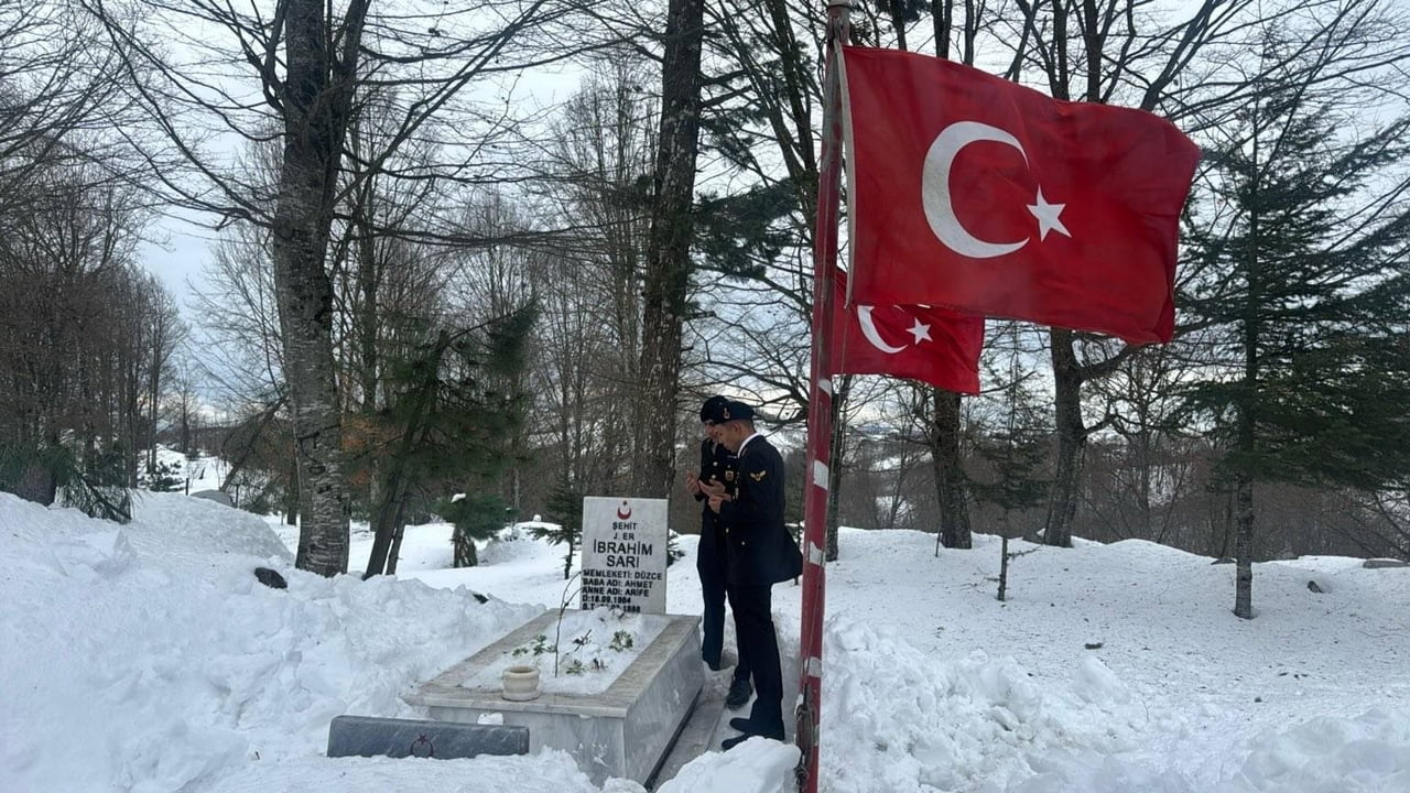 DÜZCE İL JANDARMA KOMUTANLIĞINDA GÖREVLİ SUBAYLAR, ŞEHİT JANDARMA ER İBRAHİM SARI’NIN KABRİNİ...