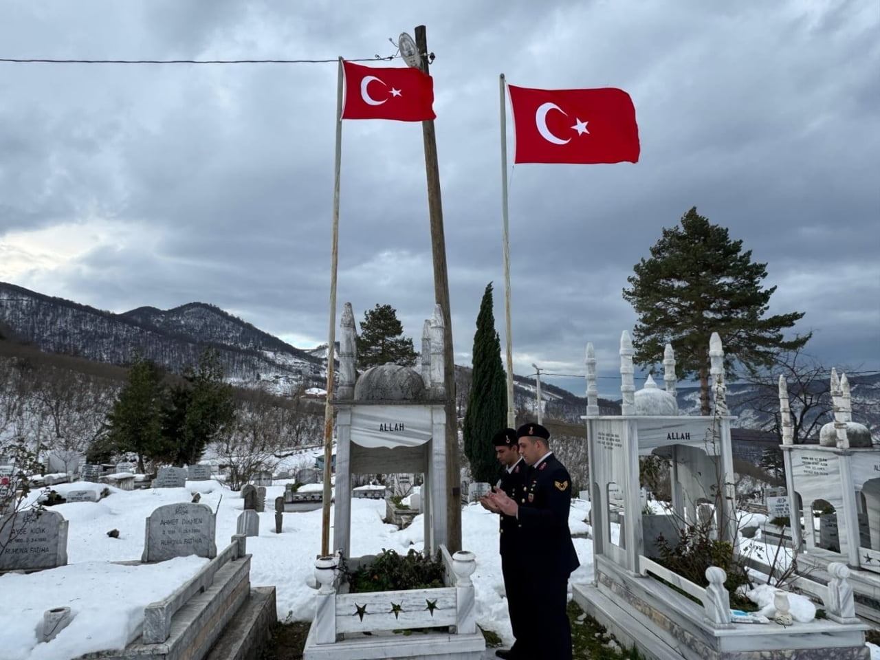 DÜZCE İL JANDARMA KOMUTANLIĞINDA GÖREVLİ SUBAYLAR ŞIRNAK İLİ KARABOYUN KÖYÜ KIRSALINDA...