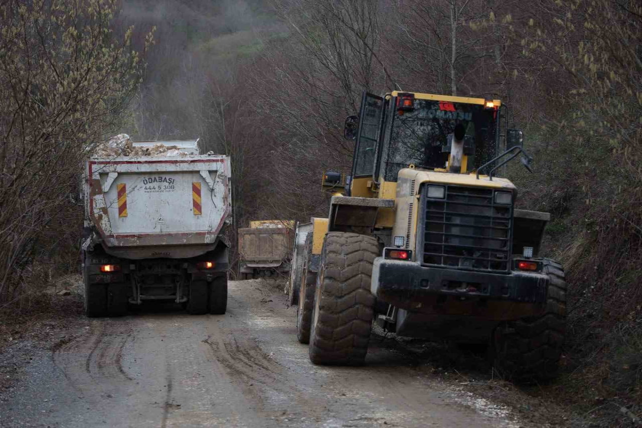 DÜZCE İL ÖZEL İDARESİ YOL VE ULAŞIM HİZMETLERİ MÜDÜRLÜĞÜ EKİPLERİ, İL GENELİNDE DAHA ÖNCE MEYDANA...