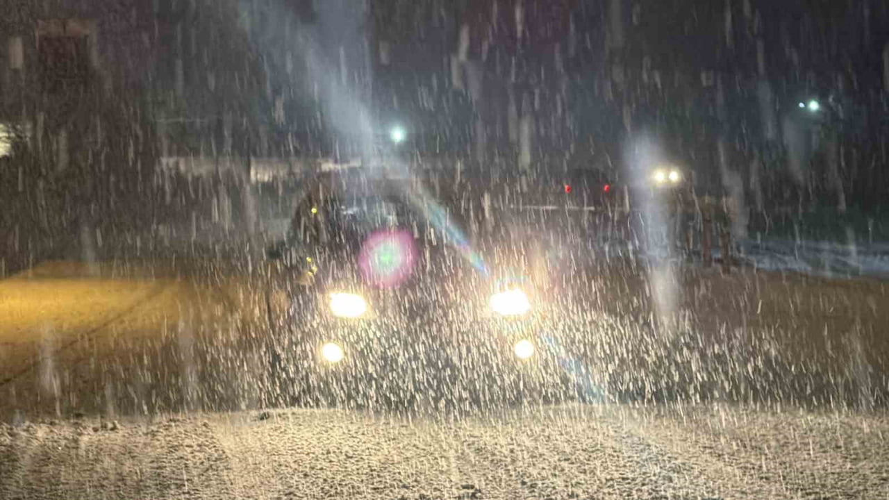 DÜZCE’NİN YÜKSEK KESİMLERİNDE KAR YAĞIŞI ŞİDDETİNİ ARTIRDI. ETKİLİ OLAN YAĞIŞLA BİRLİKTE KAR...