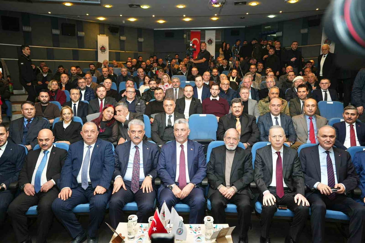 DÜZCE TİCARET VE SANAYİ ODASI (DTSO) BAŞKANI ERDOĞAN BIYIK, ODADA İŞ DÜNYASI İLE BİR ARAYA GELEN...