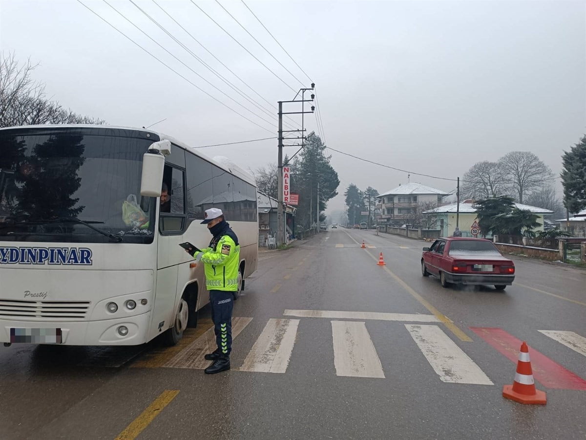 DÜZCE TRAFİK JANDARMASI EKİPLERİNCE YÜRÜTÜLEN TRAFİK DENETİM FAALİYETLERİ KAPSAMINDA İL GENELİNDE...