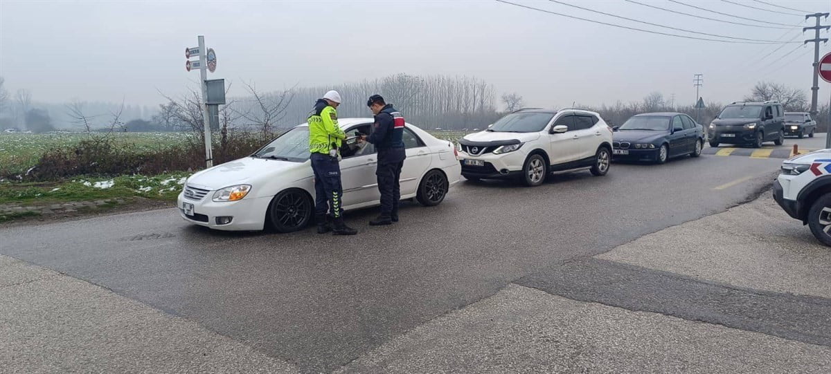 DÜZCE TRAFİK JANDARMASI EKİPLERİNCE YÜRÜTÜLEN TRAFİK DENETİM FAALİYETLERİ KAPSAMINDA İL GENELİNDE...