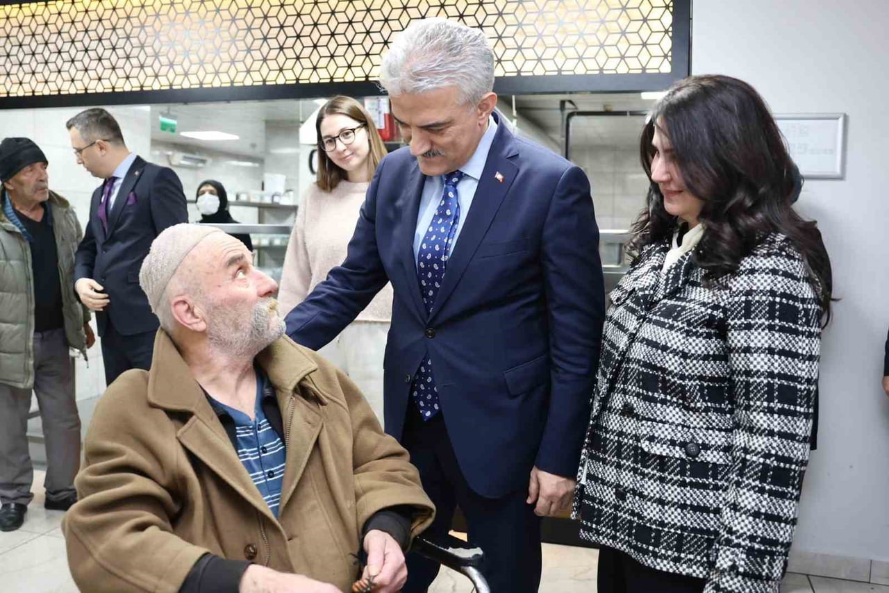 DÜZCE VALİSİ MEHMET MAKAS, EŞİ ELİF MAKAS İLE BİRLİKTE NERİMAN ÇİLİNGİR HUZUREVİNİ ZİYARET EDEREK...