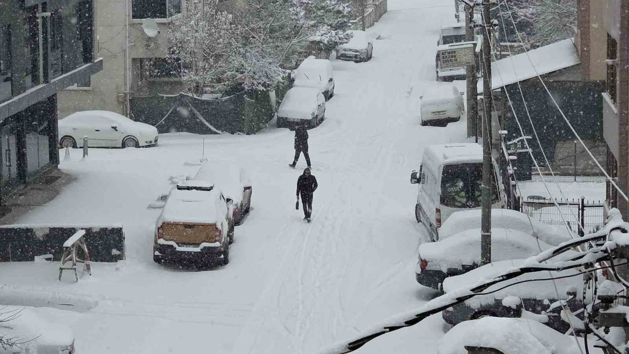 DÜZCE YENİ YILA KAR YAĞIŞI İLE GİRDİ. GECE SABAHA KARŞI BAŞLAYAN KAR YAĞIŞI KENTİ BEYAZA BÜRÜRKEN...