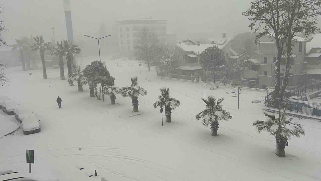 DÜZCE YENİ YILA KAR YAĞIŞI İLE GİRDİ. GECE SABAHA KARŞI BAŞLAYAN KAR YAĞIŞI KENTİ BEYAZA BÜRÜRKEN...