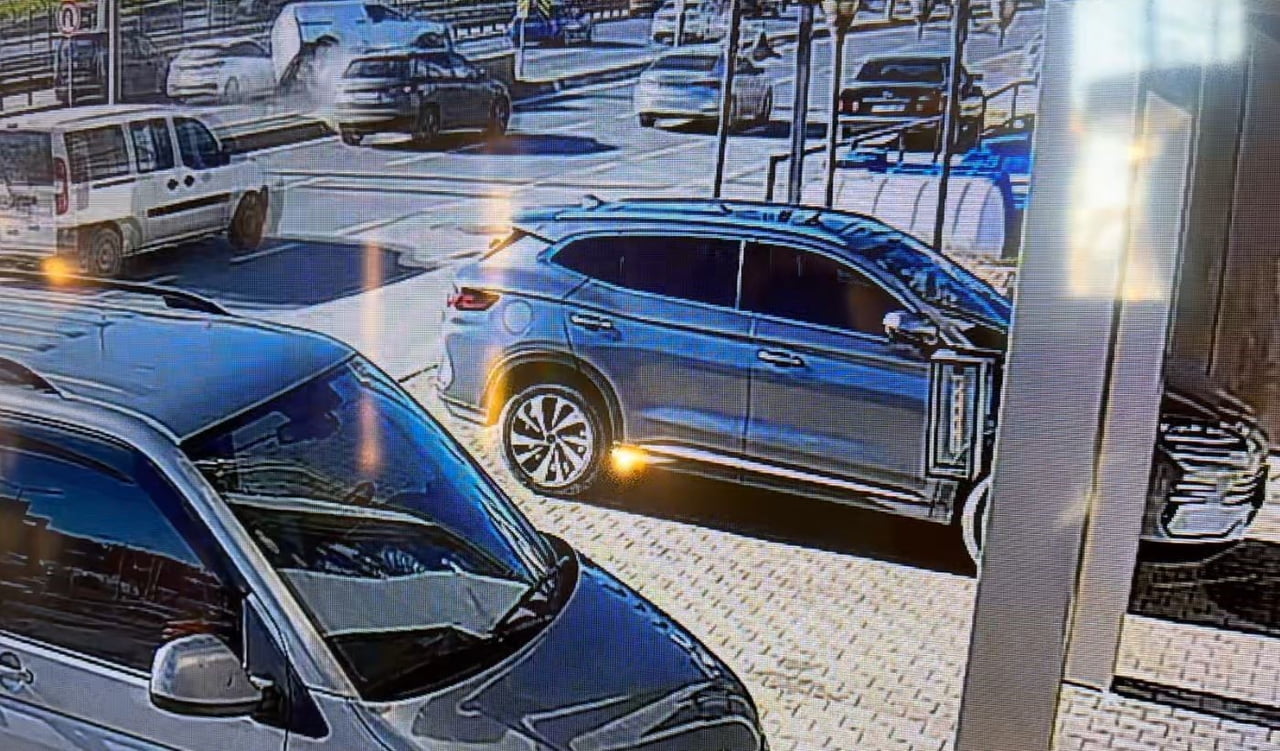 E-5 KARAYOLU İSTANBUL ESENYURT SAADETDERE MEVKİNDE BETON BARİYERE ÇARPAN HAFİF TİCARİ ARAÇ YAN...