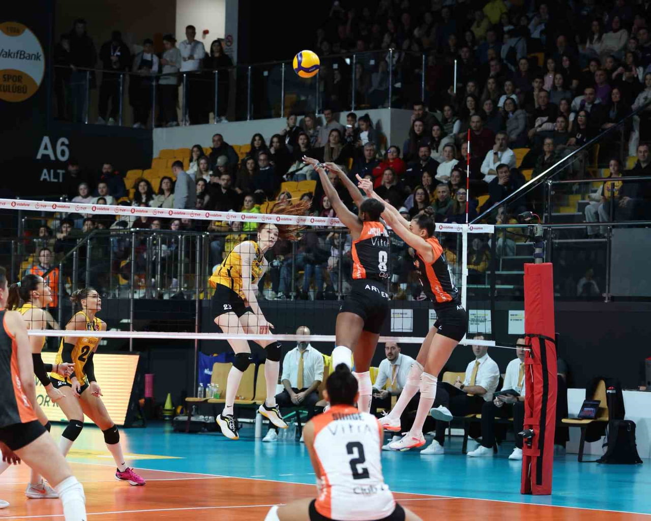 ECZACIBAŞI DYNAVİT, VODAFONE SULTANLAR LİGİ’NİN 16. HAFTASINDA DEPLASMANDA V. BANK'I 25-18, 24-26...