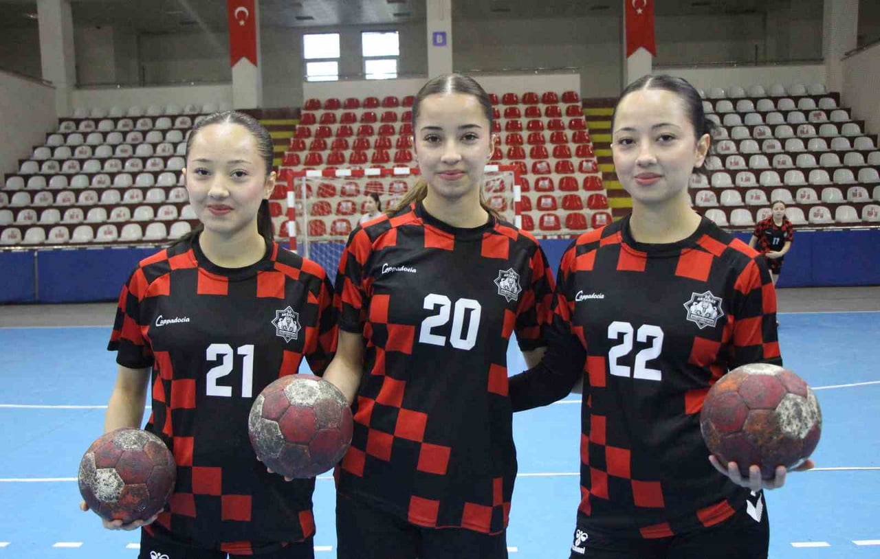 EDA (SOLDA), ELİF (SAĞDA) VE ESRA (ORTADA) ÇAKMAK KARDEŞLER TÜRK MİLLİ TAKIMININ FORMASINI GİYMEYİ...