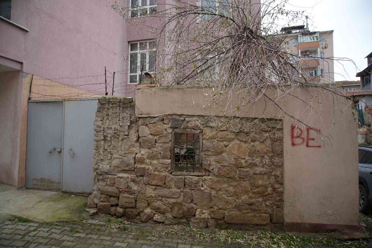 EDİRNE'DE OSMANLI DÖNEMİNE AİT TARİHİ BİR KABİR, ÇEVRESİNE YAPILAN APARTMAN NEDENİYLE BİR BİNANIN...