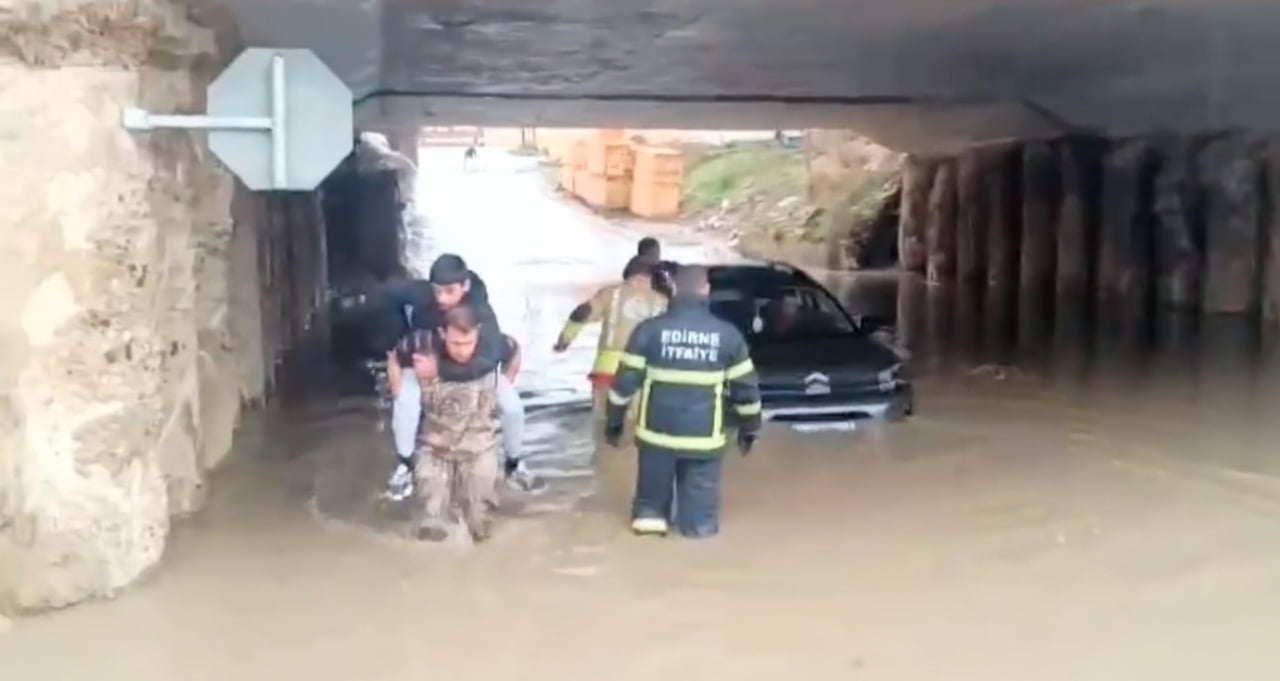 EDİRNE'DE SEL MANZARASI: KÖPRÜ ALTINDA MAHSUR KALANLAR KURTARILDI