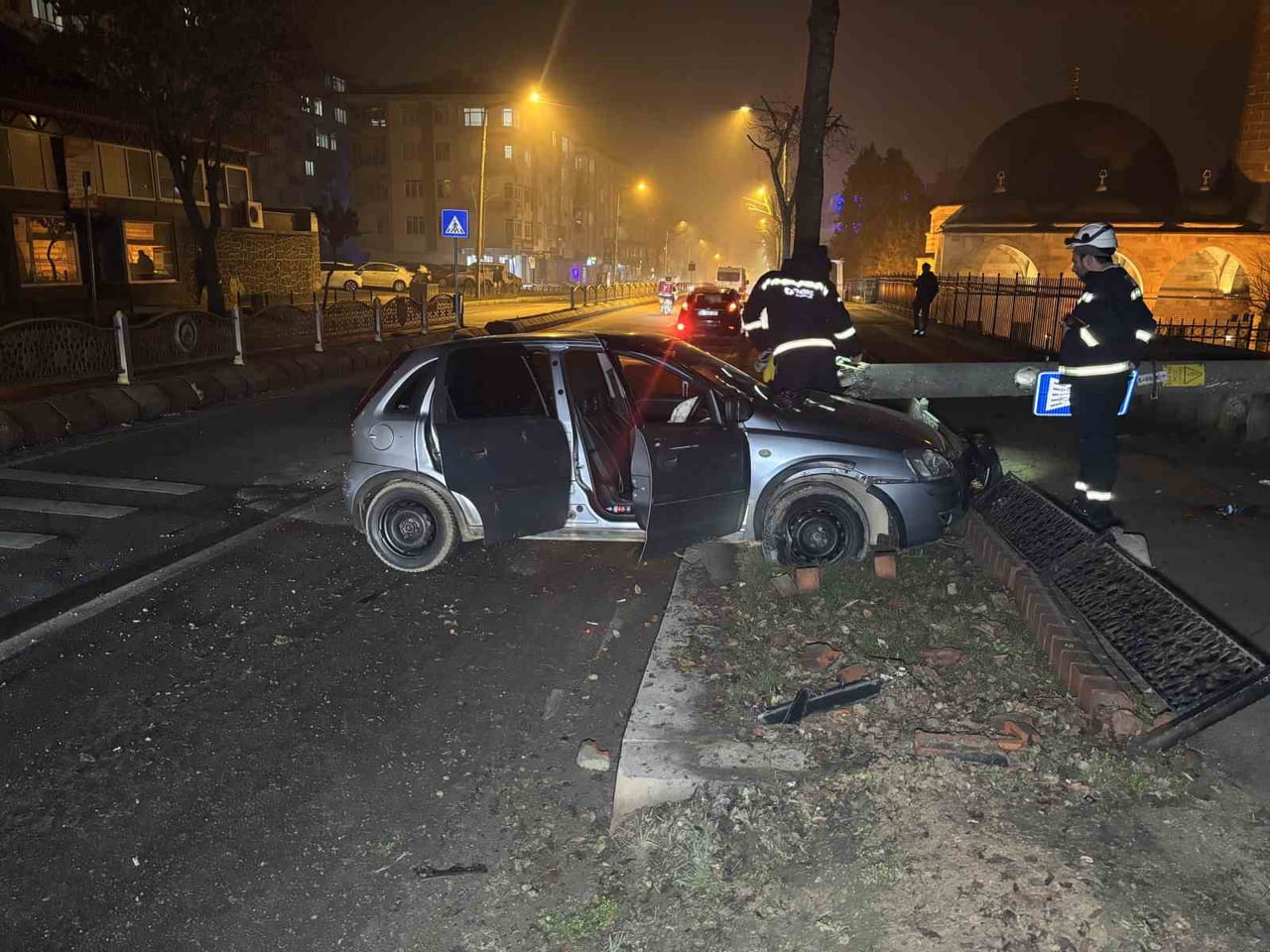 EDİRNE'DE YOĞUN SİS VE YOLUN KAYGAN OLMASI NEDENİYLE MEYDANA GELEN TRAFİK KAZASINDA OTOMOBİL...