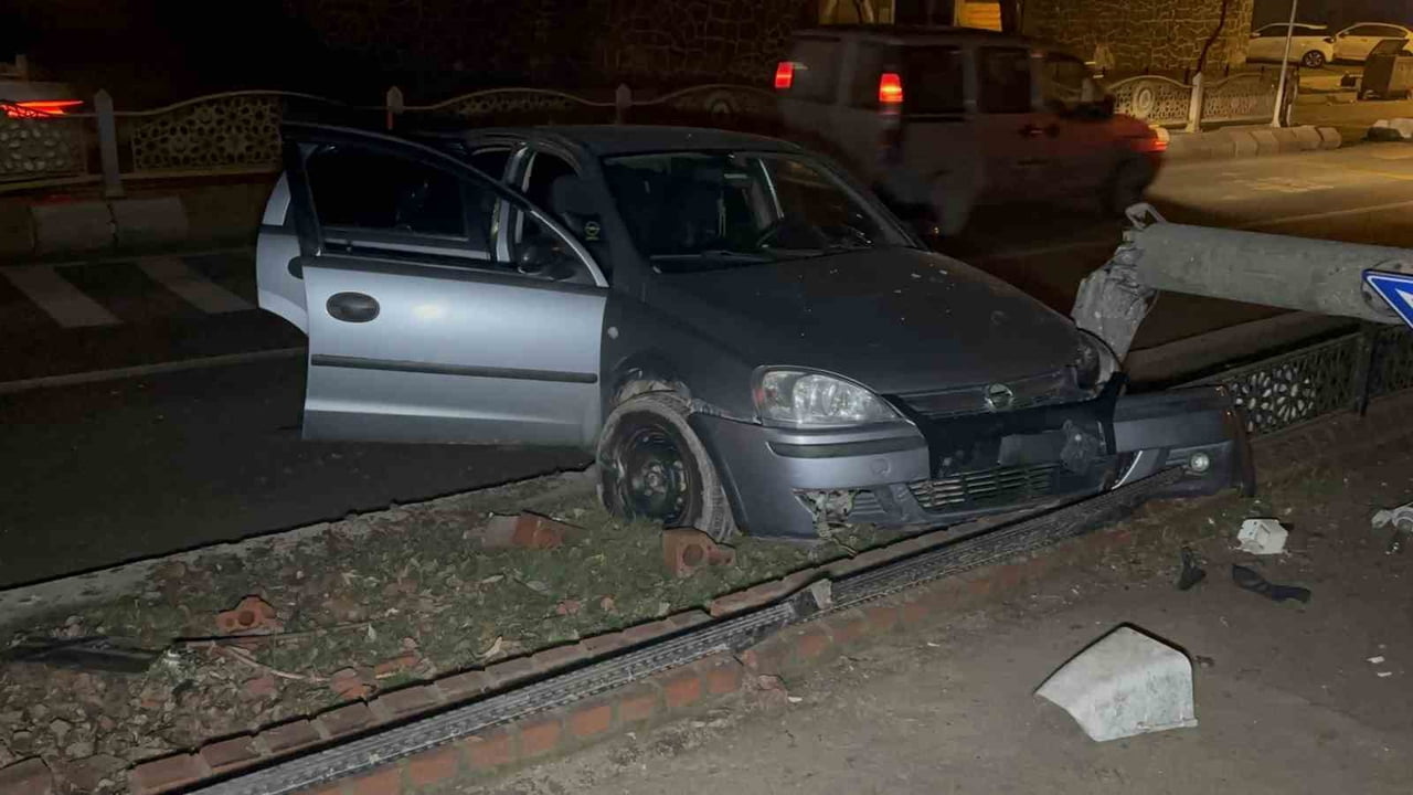 EDİRNE'DE YOĞUN SİS VE YOLUN KAYGAN OLMASI NEDENİYLE MEYDANA GELEN TRAFİK KAZASINDA OTOMOBİL...