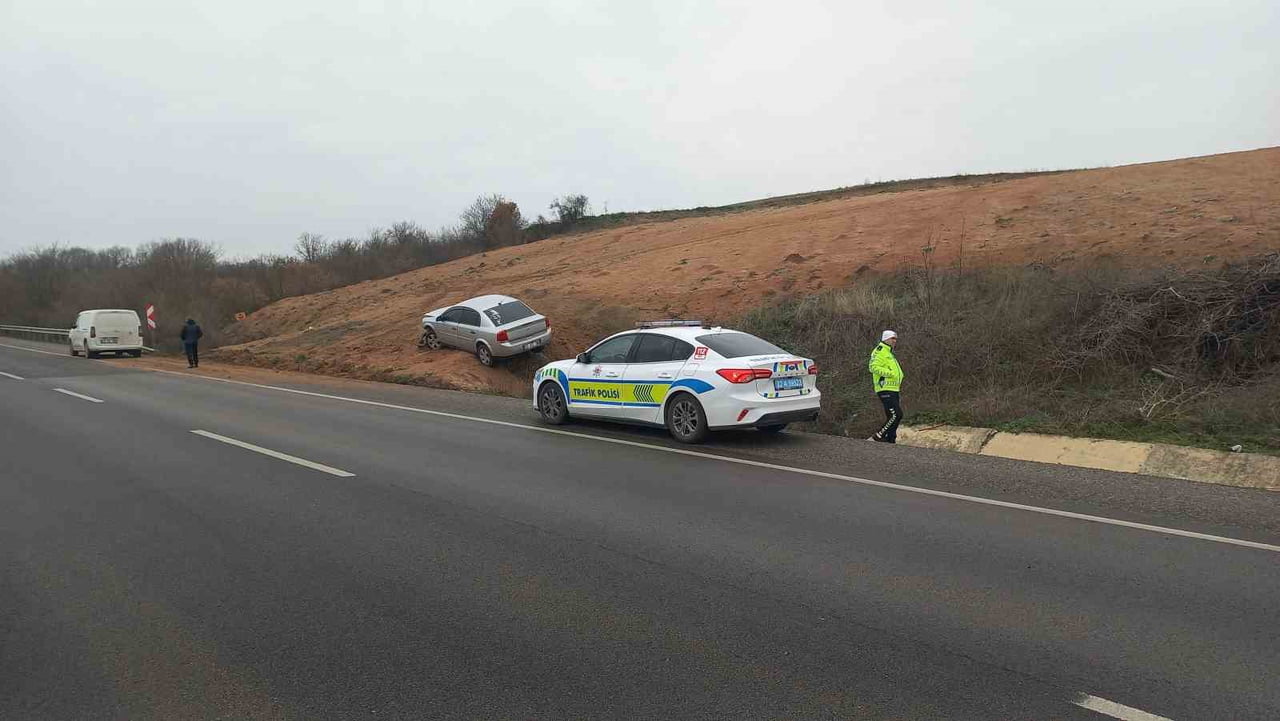 EDİRNE'NİN UZUNKÖPRÜ İLE KEŞAN İLÇELERİ ARASINDAKİ KARA YOLDA SABAH ERKEN SAATLERDE OTOMOBİLİN...
