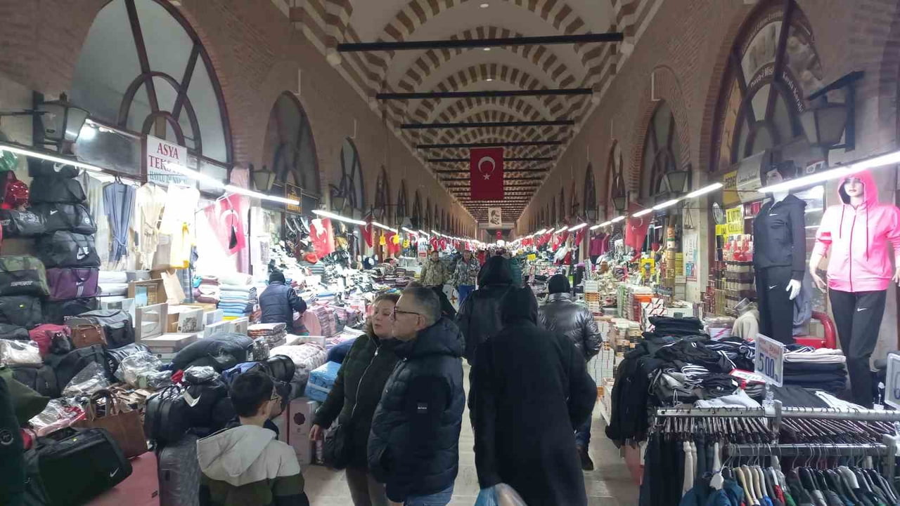 EDİRNE’DE DONDURUCU SOĞUK: YERLİ VATANDAŞ EVDE, BULGARLAR MAĞAZALARDA