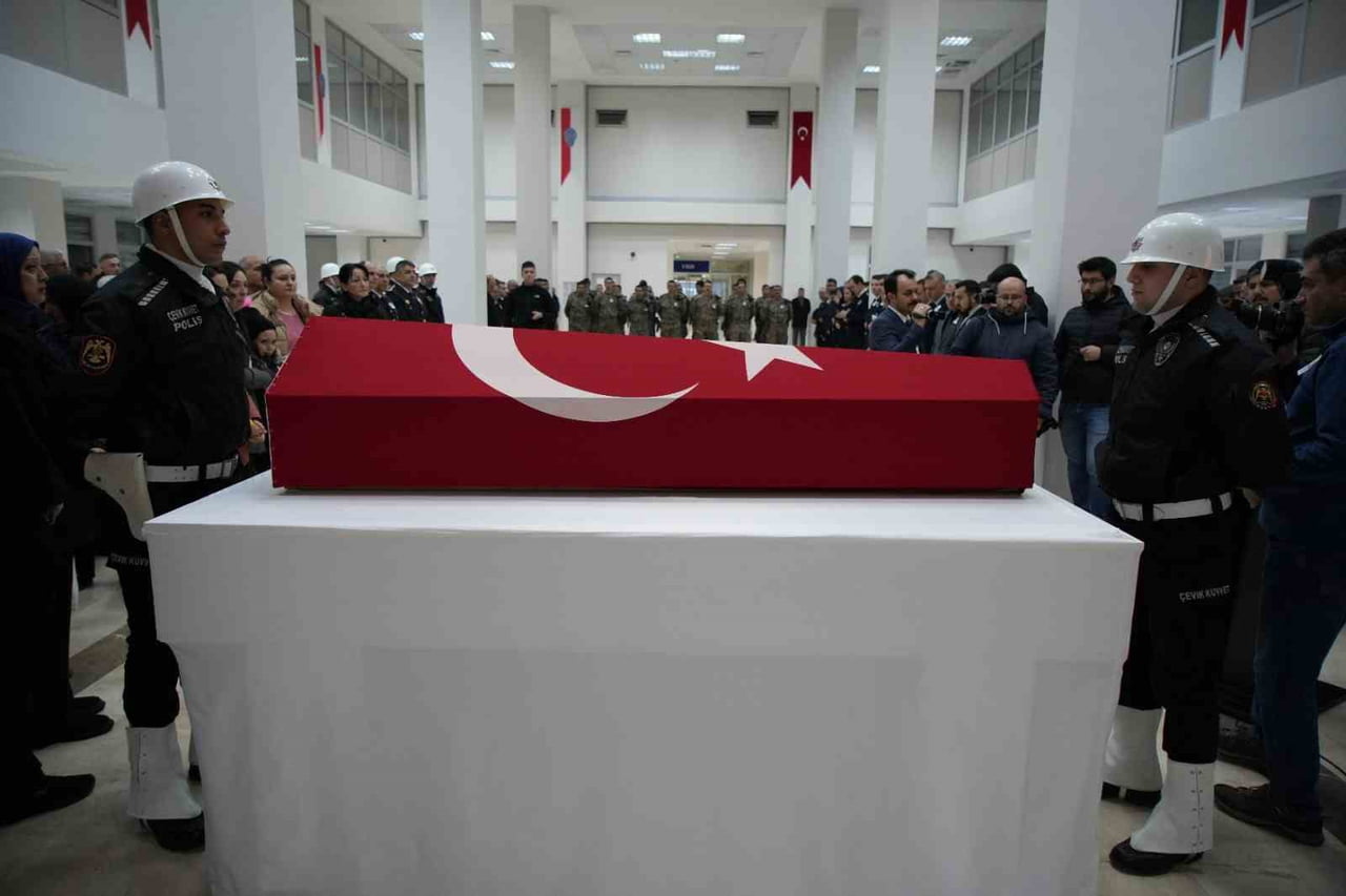 EDİRNE’DE ESKİ EŞİ POLİS MEMURU SEVDA KUŞ’U 8 YAŞINDAKİ KIZLARININ GÖZÜ ÖNÜNDE HAYATTAN KOPARAN...