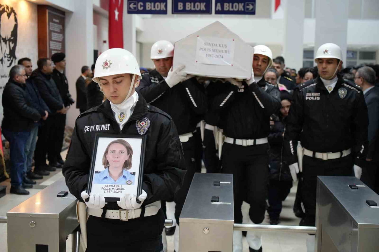 EDİRNE’DE ESKİ EŞİ POLİS MEMURU SEVDA KUŞ’U 8 YAŞINDAKİ KIZLARININ GÖZÜ ÖNÜNDE HAYATTAN KOPARAN...