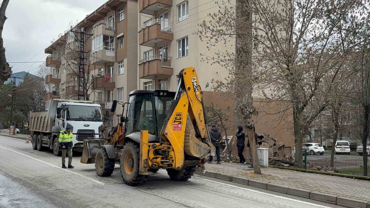 EDİRNE’DE FACİANIN EŞİĞİNDEN DÖNÜLDÜ: APARTMAN BACASI ÇÖKTÜ