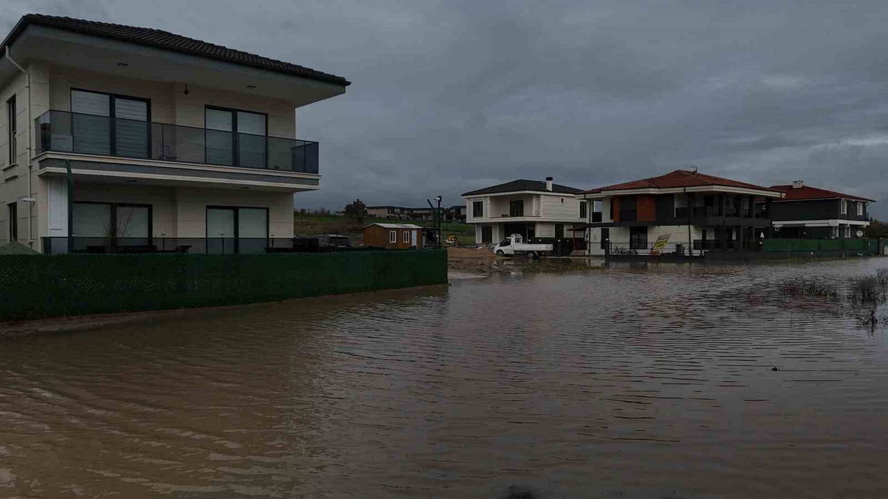 EDİRNE’DE LÜKS VİLLALARI SU BASTI, YOL ULAŞIMA KAPANDI
