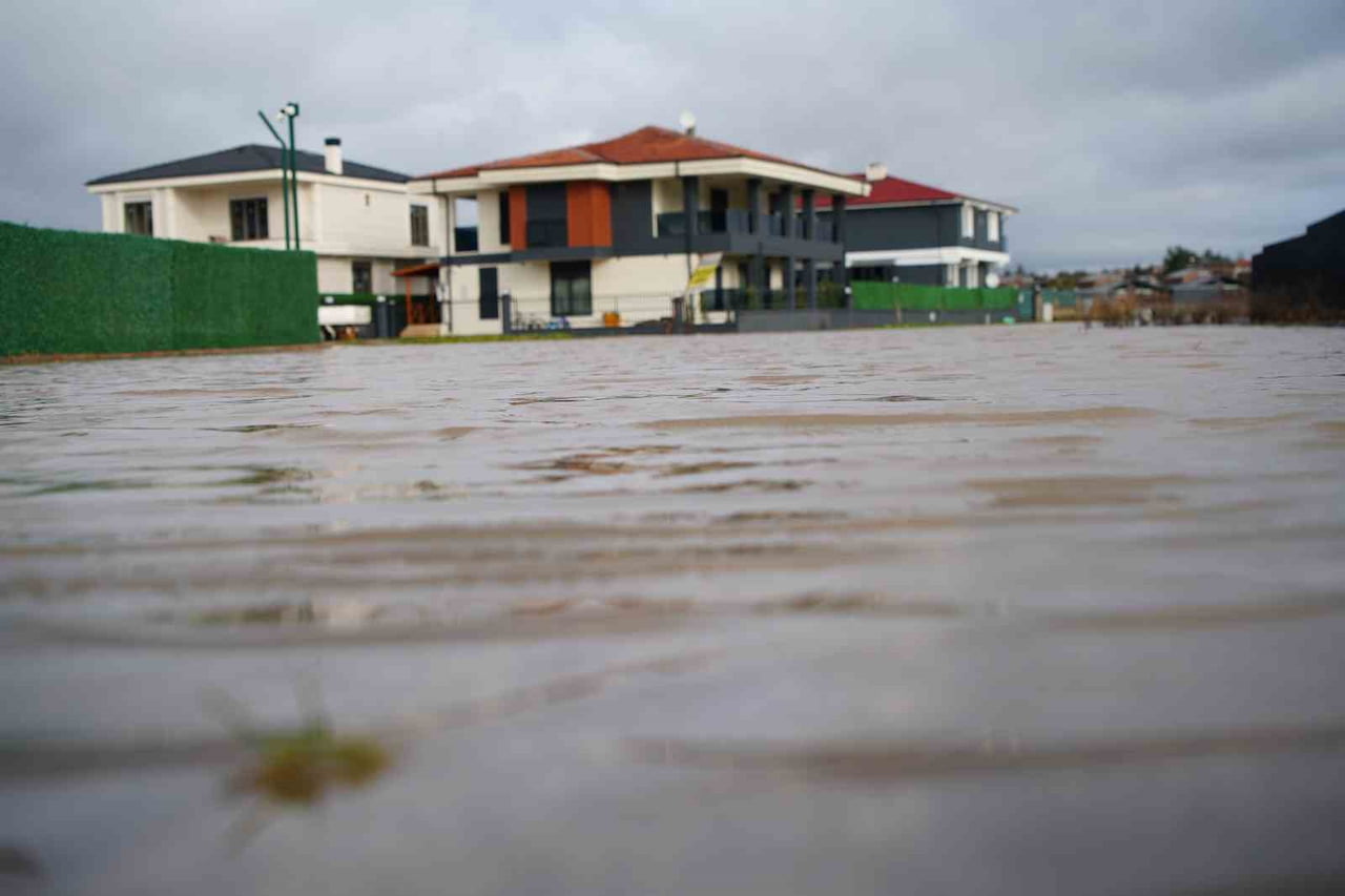 EDİRNE’DE LÜKS VİLLALARI SU BASTI, YOL ULAŞIMA KAPANDI