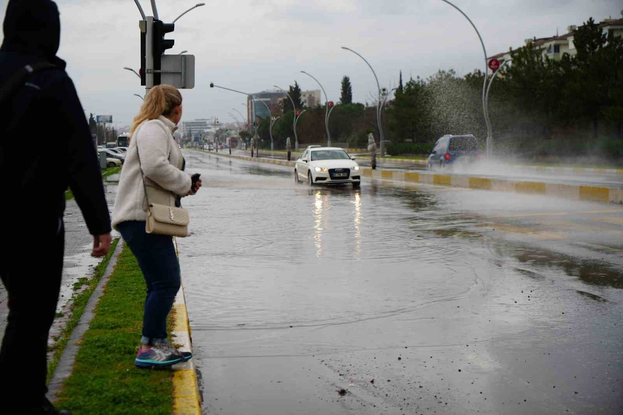 EDİRNE’DE SAĞANAK NEDENİYLE CADDE VE SOKAKLAR GÖLE DÖNDÜ