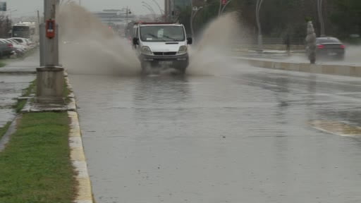 Edirne’de sağanak nedeniyle cadde ve sokaklar göle döndü