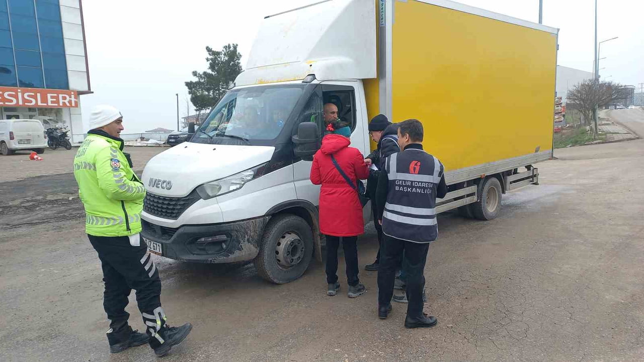 EDİRNE VERGİ DAİRESİ EKİPLERİ KENT GİRİŞLERİNDE TİCARİ ARAÇLARA DENETİM...