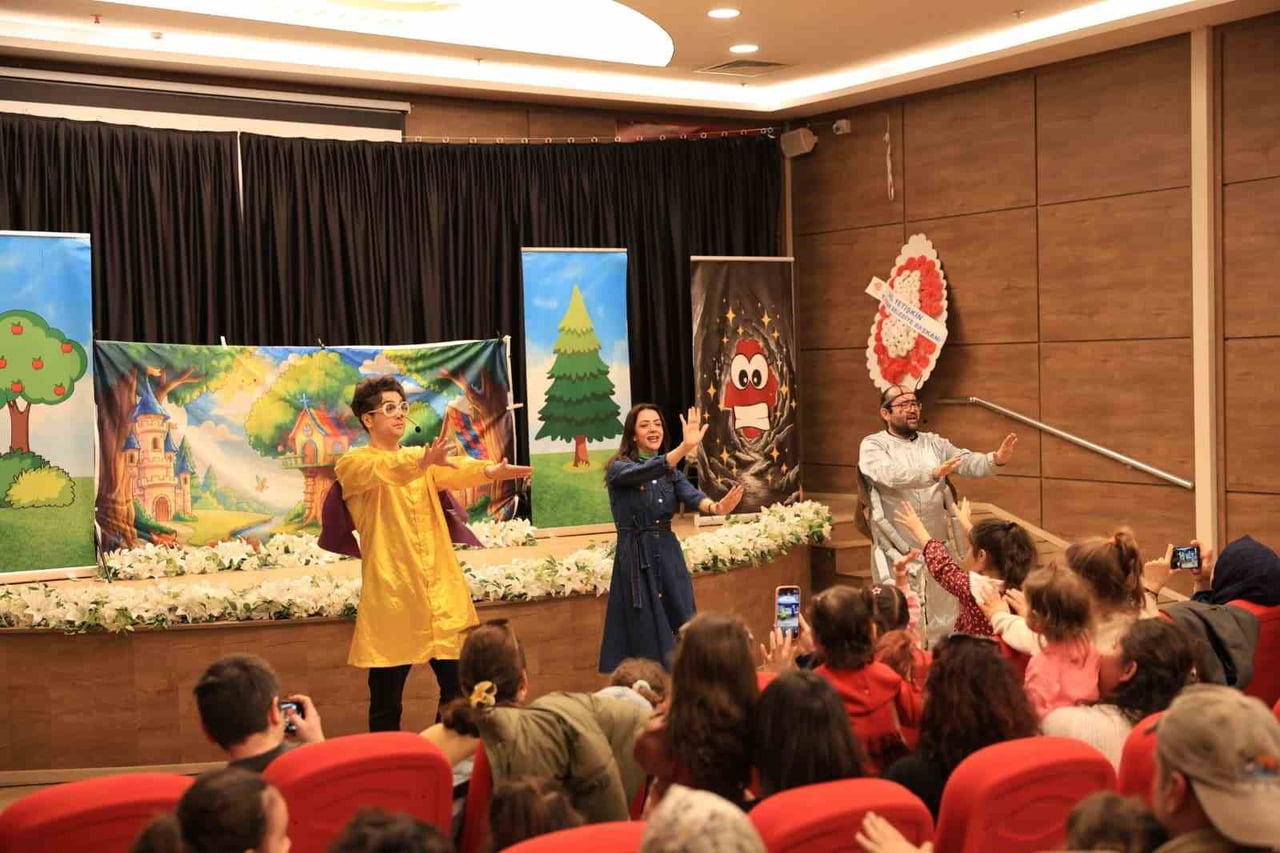 EFELER BELEDİYESİ TARAFINDAN SAHNELENEN TİYATROLAR İLE ÇOCUKLAR HEM EĞLENDİ HEM DE DOĞA SEVGİSİ...