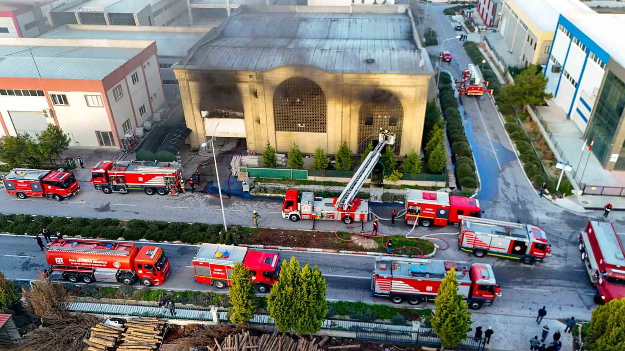 EKİPLERİN HIZLI MÜDAHALESİ YANGININ ÇEVREDEKİ DİĞER TESİSLERE SIÇRAMASINI ÖNLEDİ.