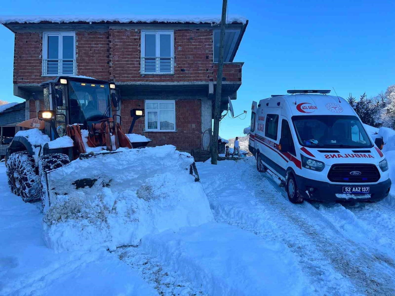 EKİPLERİN KOORDİNELİ ÇALIŞMASIYLA 9 HASTA BULUNDUKLARI YERLERDEN ALINARAK SAĞLIK EKİPLERİNE TESLİM...