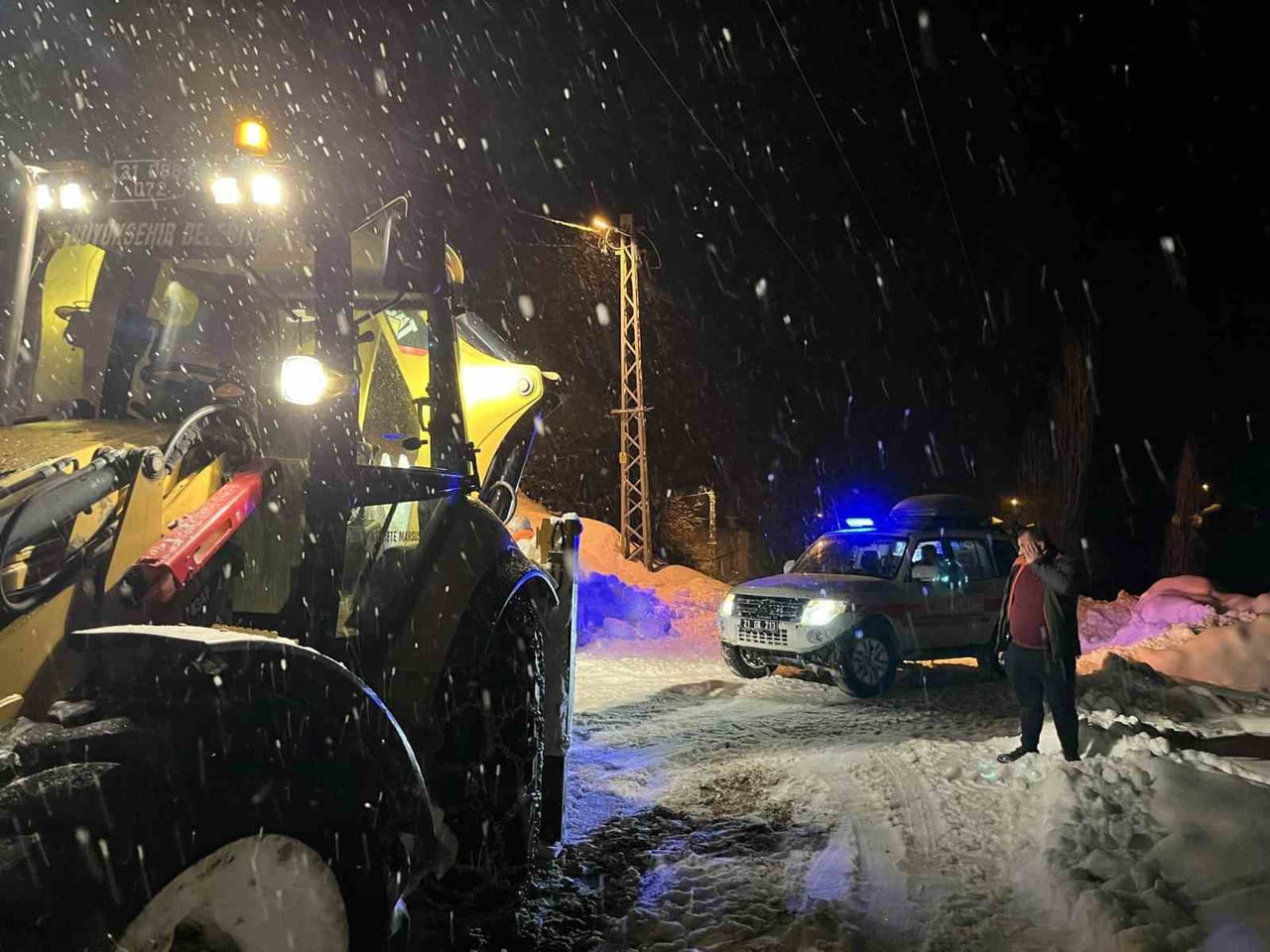EKİPLERİN MÜDAHALESİYLE KURTARILAN AMBULANS, HASTAYI ALARAK HASTANEYE ULAŞTIRDI.