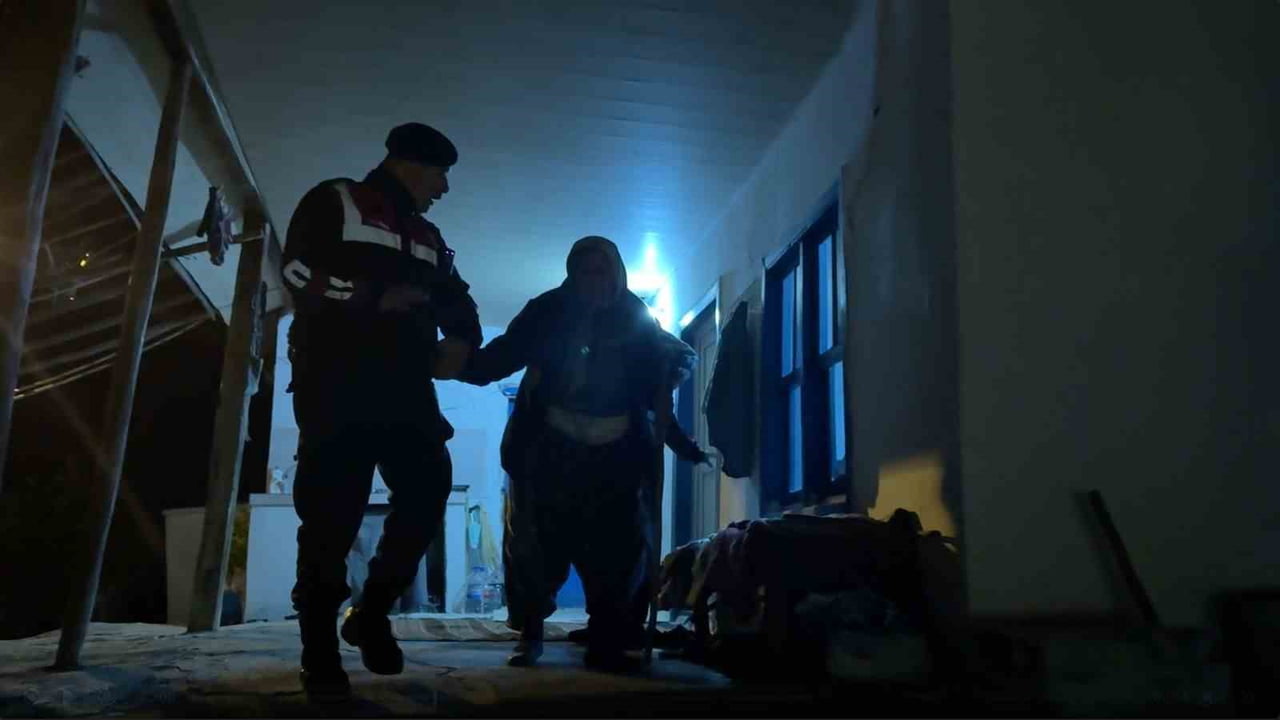 EKİPLERİN YANGINI KONTROL ALTINA ALMAK İÇİN YAPTIĞI ÇALIŞMALAR SIRASINDA BÖLGEYE YAKIN BİR EVDE...