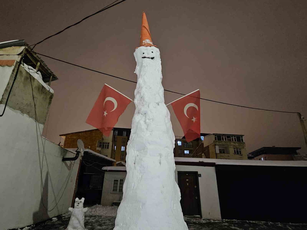 ELAZIĞ'DA 4 BUÇUK METRE UZUNLUĞUNDA Kİ  KARDAN ADAM GÖRENLERİ HAYRETE DÜŞÜRDÜ